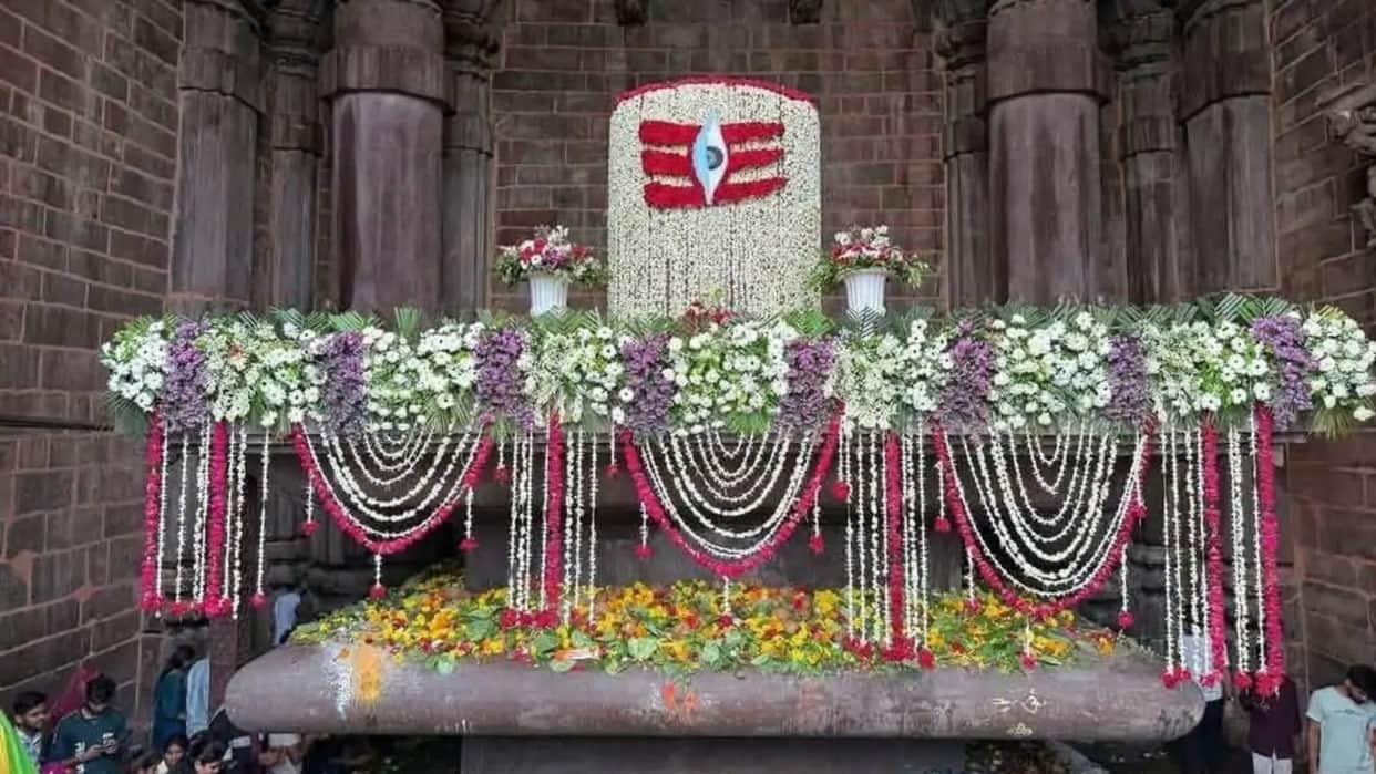 MP News Bhojeshwar Mahadev Temple Devotees Gather for Shiv Abhishek Know Bhojpur Temple Facts in Hindi