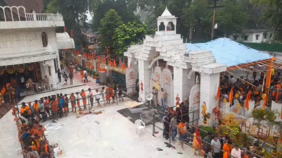 Meerut Weather Update today:MahaShivratri Brings Rain Relief: Heavy Showers Cool ModiPuram, Help Farmers