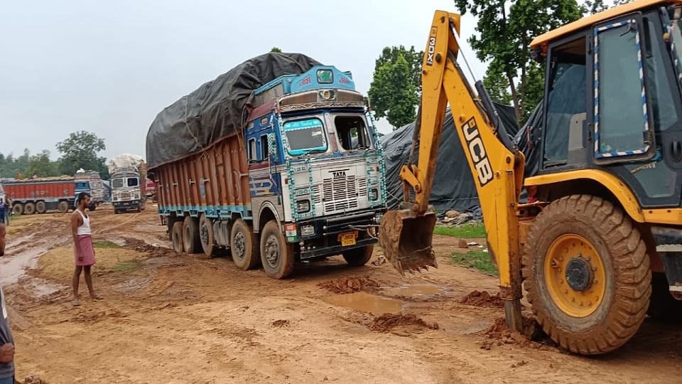 Paddy is rotting in Gamhariya storage center under the open sky lakhs of quintals of paddy have sprouted in Ba