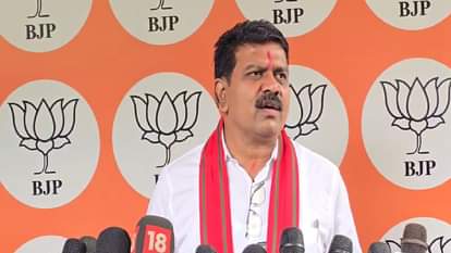 प्रेसवार्ता लेते डिप्टी सीएम विजय शर्मा