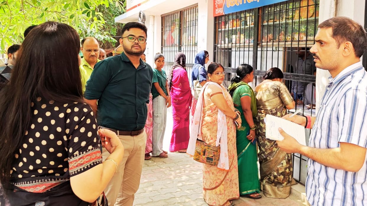 Varanasi News Municipal Commissioner reached DUDA office in varanasi meeting women of group