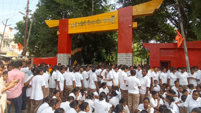 UP: ट्रेनिंग के लिए आई महिला पुलिस अभ्यर्थियों ने जमकर किया हंगामा, बिजली-पानी और बाथरूम में गंदगी से भड़कीं