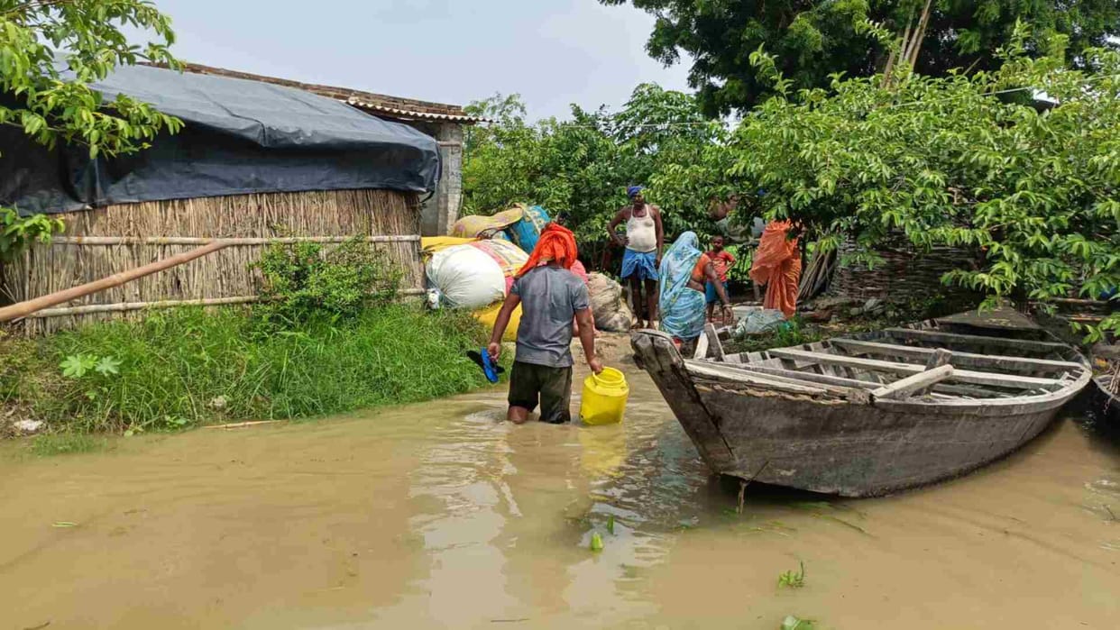 Bihar News: Due to rising water level in river Ganga, there is a danger of flood in Ganiyari Tola