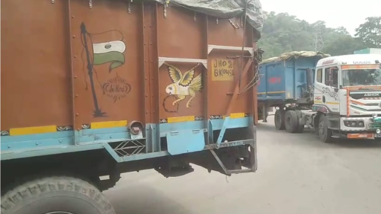 old woman crossing road crushed by truck and died in sonbhadra