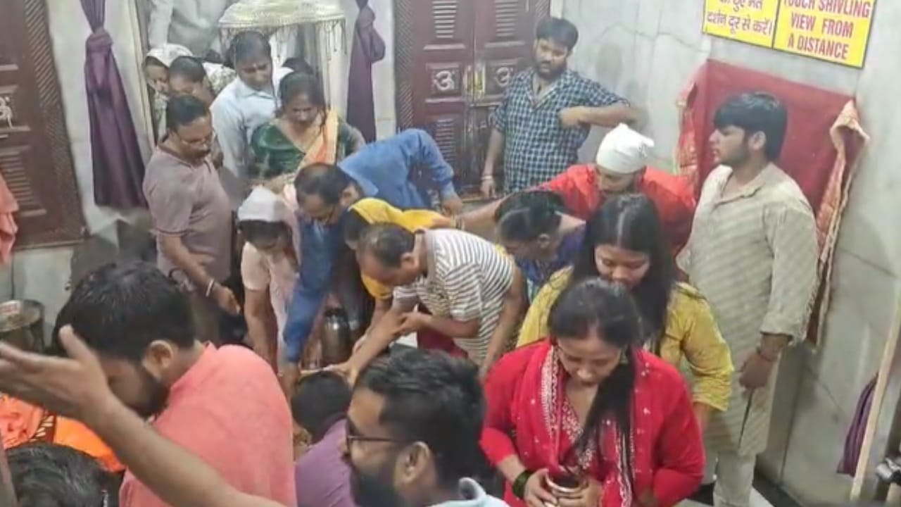 Shravan Shivratri and Kanwar Yatra 2025  Huge crowd of devotees gathered to take a dip in river Ganga haridwar