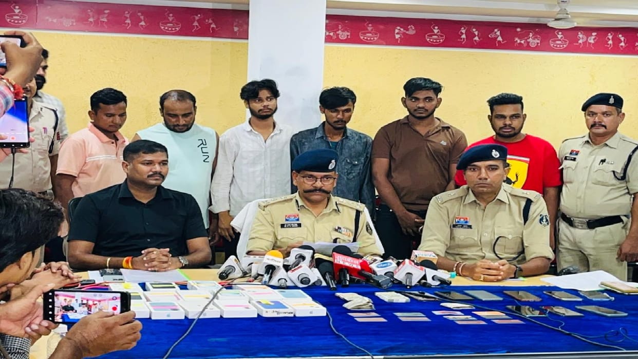 Police arrested an interstate gang stole mobile phones across country and committed online fraud worth crores