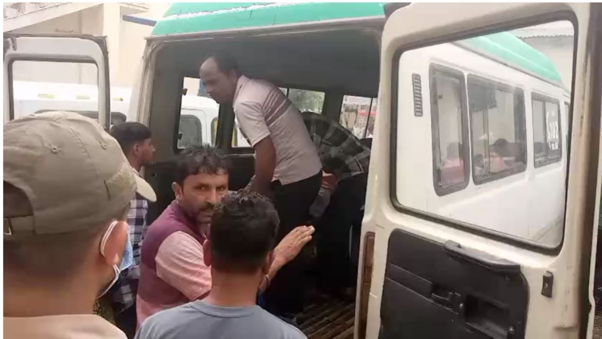 A woman who came for treatment died, her family protested with her dead body