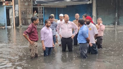 Meerut: Water reached DM's knees, Commissioner held his shoes in his hand, know why this happened