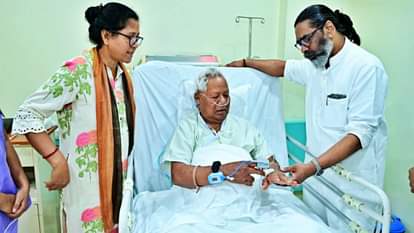 अस्पताल में वरिष्ठ भाजपा नेता कड़िया मुंडा का हाल-चाल लेते सीएम हेमंत सोरेन