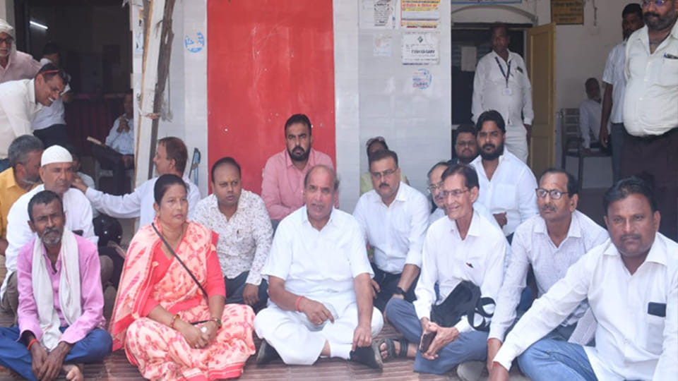 Congress workers angry over putting up posters related to emergency in tehsil, staged protest
