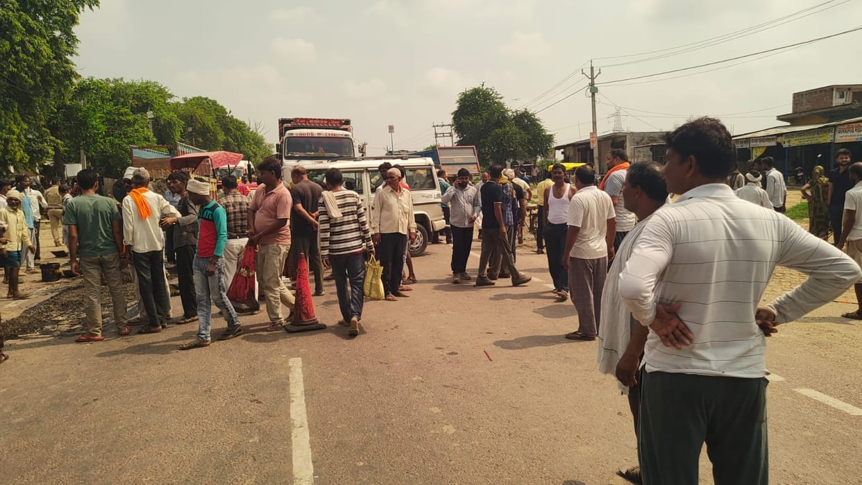 Kanpur Laborer dies after being hit by a dumper driver and helper caught beaten up by the crowd
