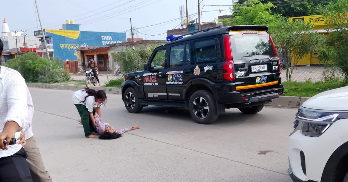 Jalaun High voltage drama of a girl in the middle of the road blamed her mother said Creta riders accused