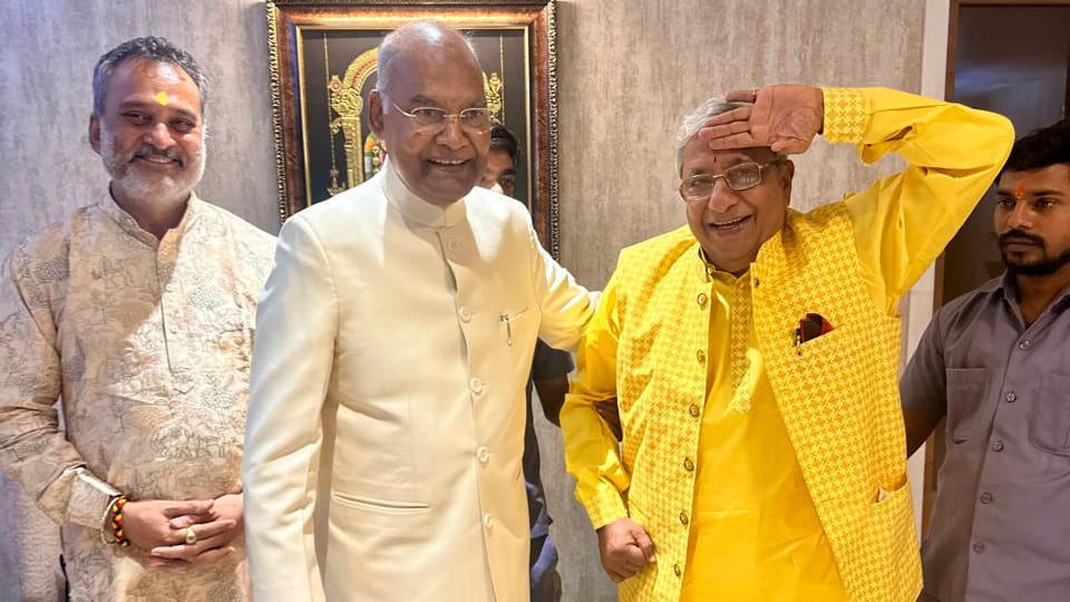 Kanpur: process of meeting former President Ramnath Kovind continued throughout day