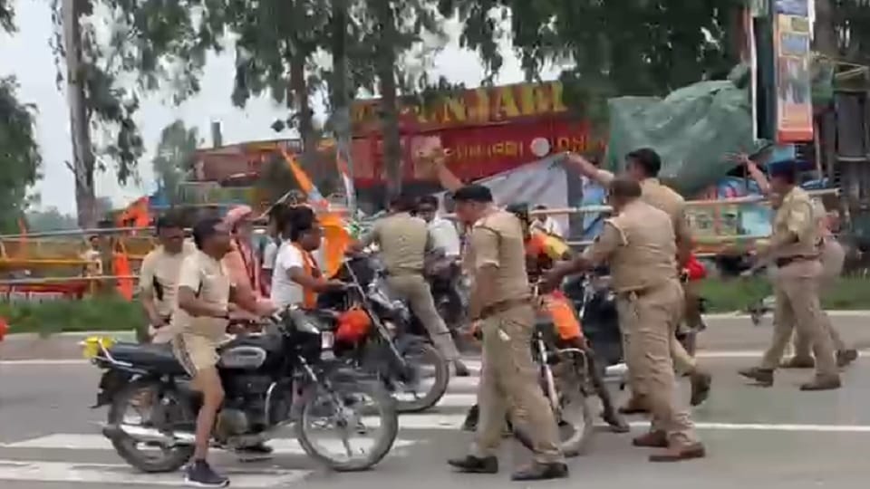 UP News: Police lathicharged postal kanwariyas in Muzaffarnagar, SP said after video went viral