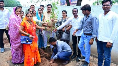 Food Minister Dayaldas Baghel on tour of the district planted saplings in the district office in Bemetara