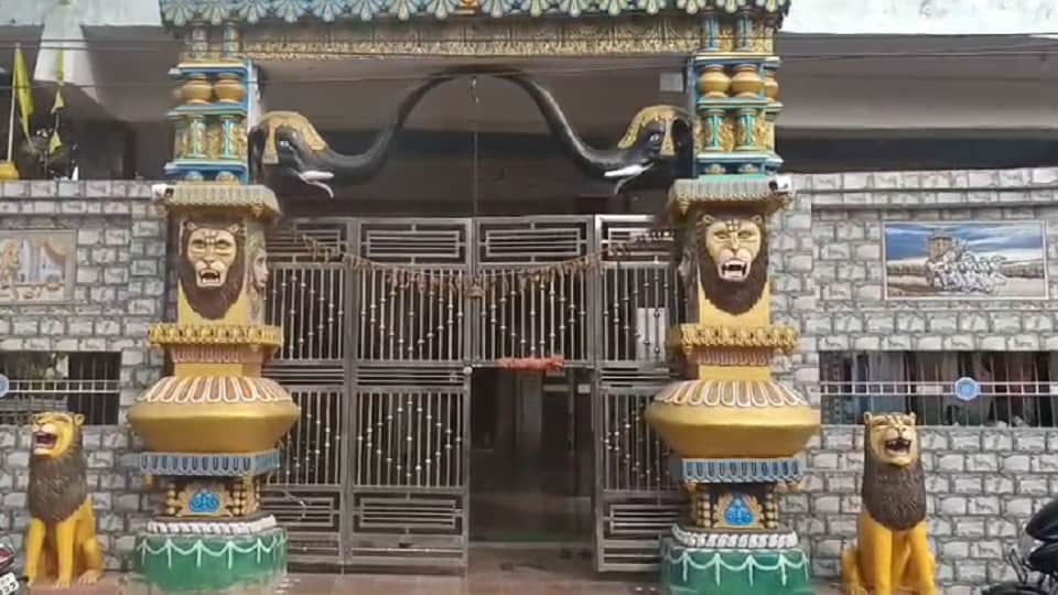 मंदिर में चोरी