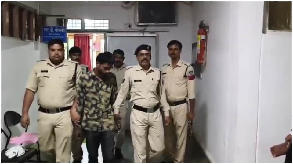 पुलिस गिरफ्त में मां का हत्यारा बेटा।