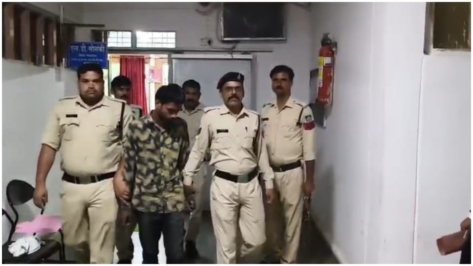 पुलिस गिरफ्त में मां का हत्यारा बेटा।