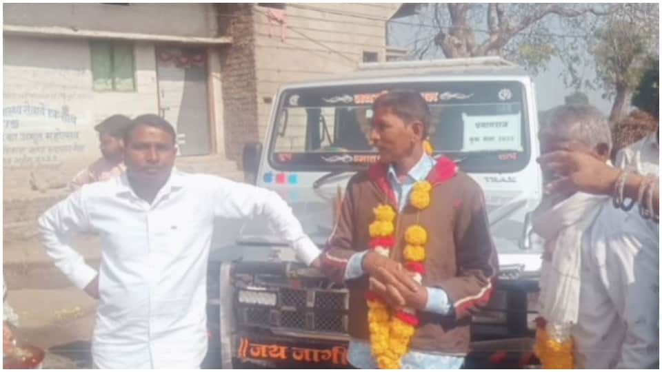 नाहरू मंशारे की महाकुंभ यात्रा की तस्वीर। (फूल माला पहने हुए)