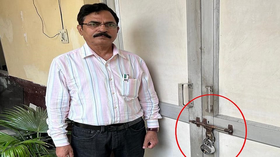 Lock put on the office of Chief City Auditor