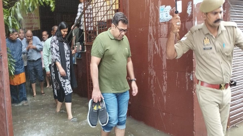 Meerut: Water reached DM's knees, Commissioner held his shoes in his hand, know why this happened