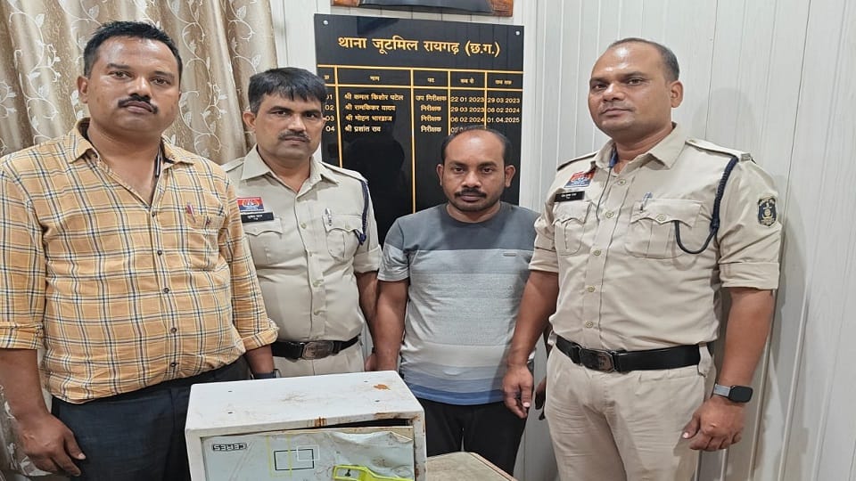 Lakhs of rupees stolen from Sharda Honda showroom police arrested accused and sent him to jail  in Raigarh