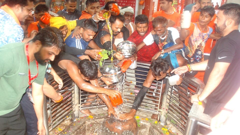Baghpat: Flood of faith gathered in Pura Mahadev, 22 lakh people performed Jalabhishek