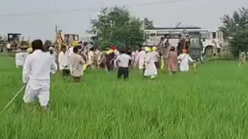 Farmers and police face to face over land occupation in Patiala