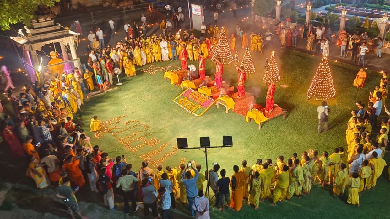 Deepotsav celebrated in Varanasi in month of Sawan five Batuks performed Mahamani Aarti