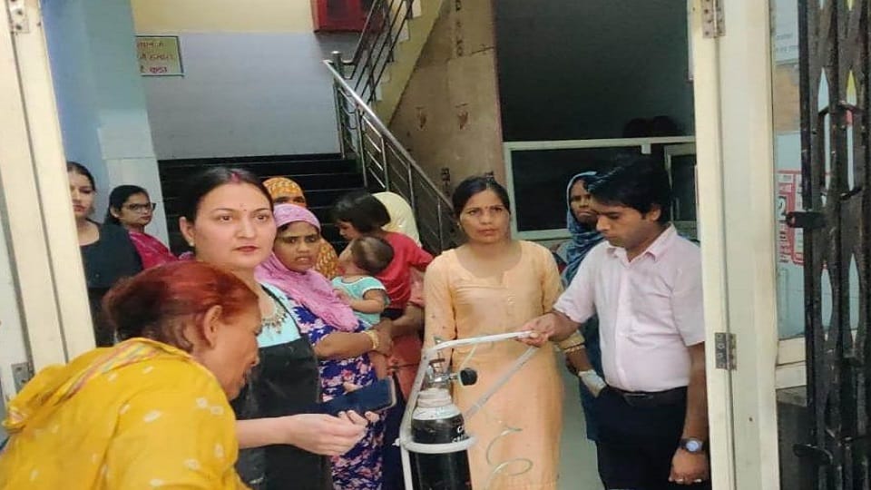 Meerut: Pregnant woman dies in CHC, child also stops breathing, Siraj's world ruined