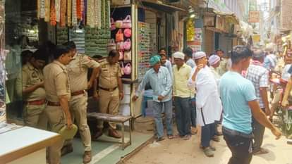 दालमंडी में सड़क की नापी करती वीडीए की टीम।