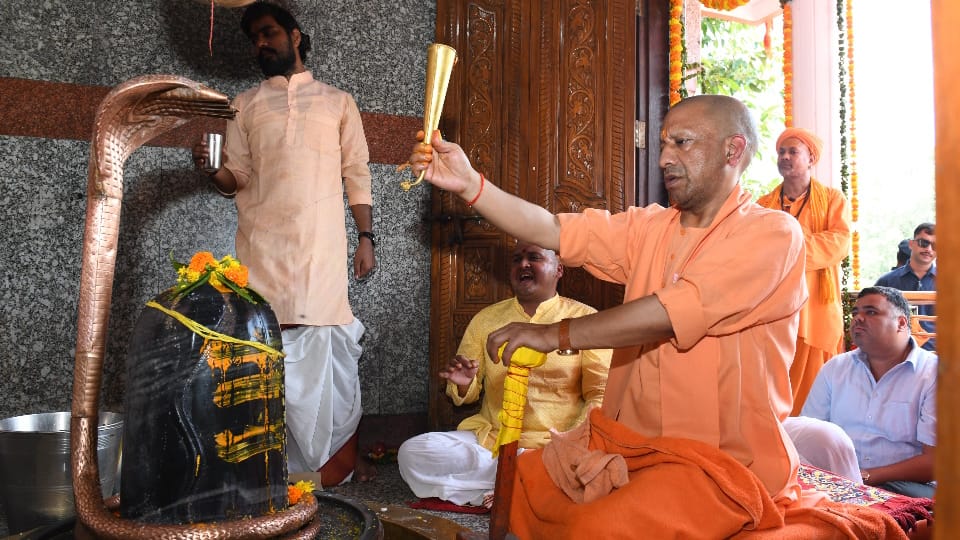 CM Yogi prayed for well-being by performing Rudra Abhishek Havan performed at Mansarovar temple on Shivratri