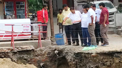 Kanpur: Pipeline broken in Anand Bagh, lakhs of liters of water flowed like a fountain