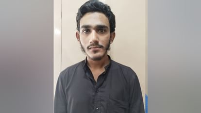 UP: थाने से 400 मीटर दूरी... फोन आते ही दुकान से बाहर चला जाता था जीशान; दुकानदार ने बताया चौंकाने वाला सच Zeeshan used to go out of shop as soon as he got a call Al Qaeda suspect working at mobile shop for a month