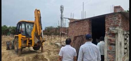 Bulldozer runs on illegal colony in Agra action causes panic