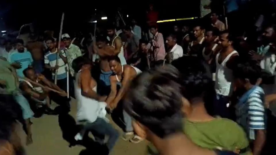 lover went to meet his girlfriend at night villagers beat him brutally thinking he had drone thief In Bareilly