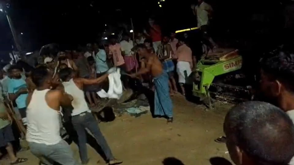 lover went to meet his girlfriend at night villagers beat him brutally thinking he had drone thief In Bareilly
