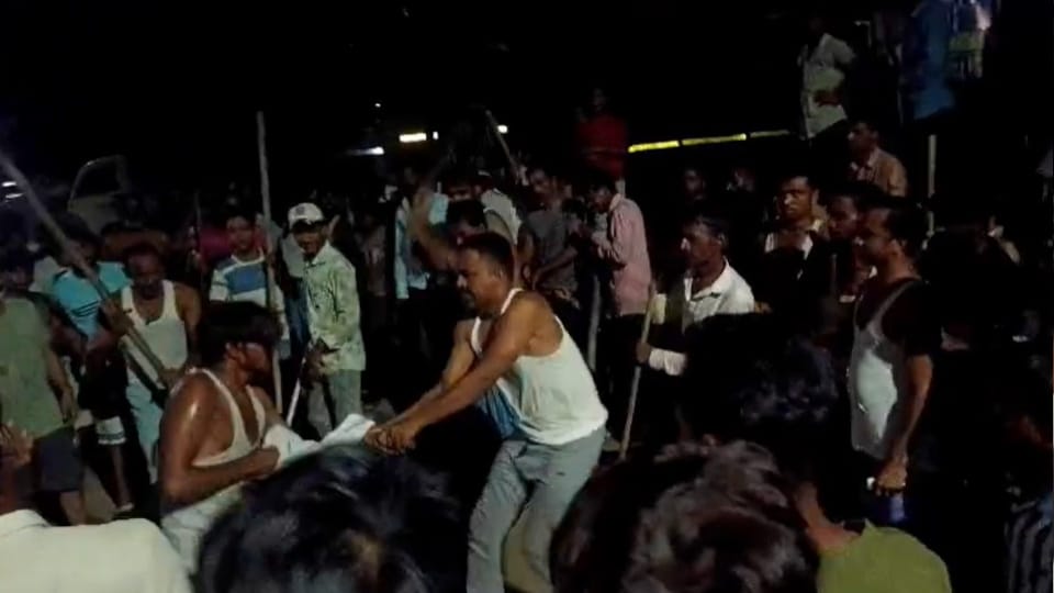 lover went to meet his girlfriend at night villagers beat him brutally thinking he had drone thief In Bareilly