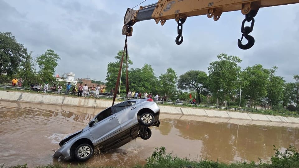 Heroic Acts in Punjab Men Form Human Bridge for 30 School Kids in Moga Cop Rescues 11 from Canal in Bathinda
