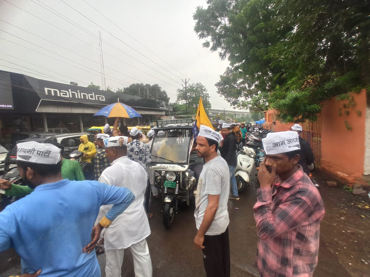 Bhopal: Aam Aadmi Party came out in support of e-rickshaw drivers in Bhopal, took out a rally with the drivers
