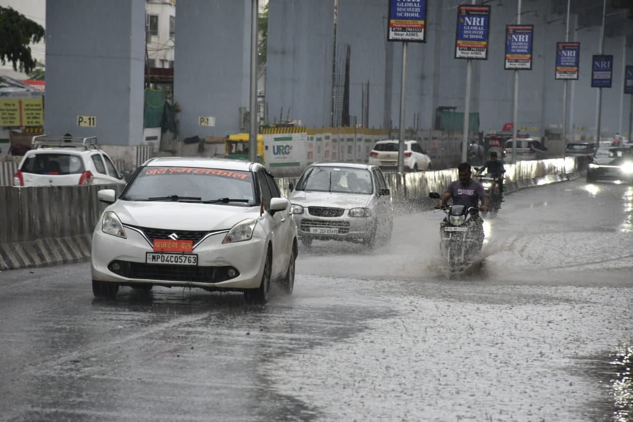 MP weather: Heavy rain alert in 20 districts of the state today, up to 4.5 inches of rain may fall in the next