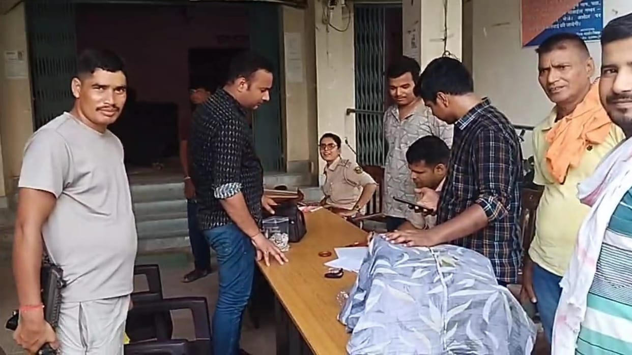 Bihar : Two fraudsters arrested providing benefits of government schemes vaishali news hajipur bihar police