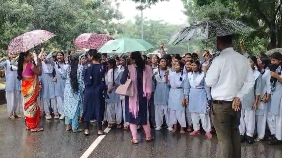 बारिश में भीगते हुए छात्राओं ने किया प्रदर्शन