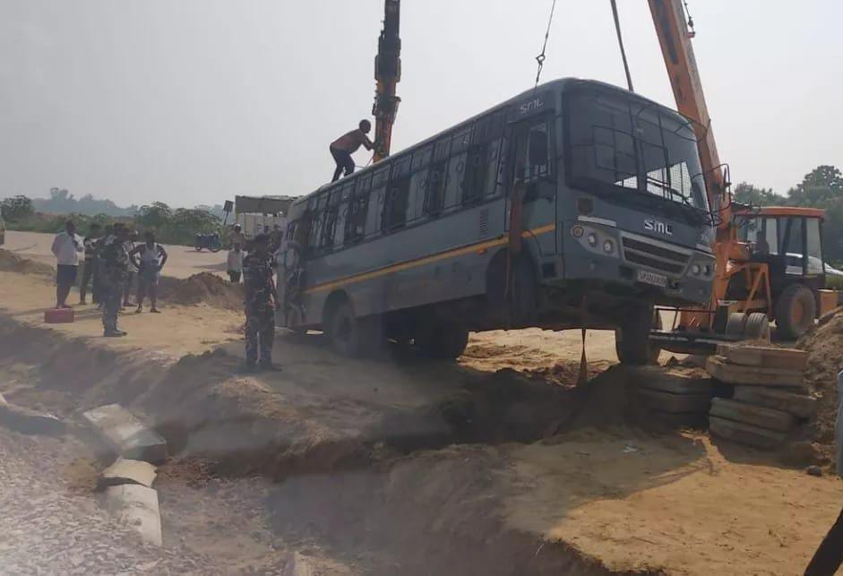 bus carrying 30 SSB jawans fell into a ditch and overturned going from Nepal border to Gorakhpur