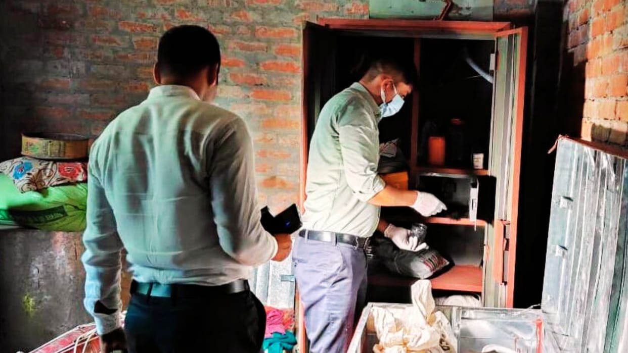 Azamgarh News Locks of five houses broken in one night jewellery and cash worth 31 lakh stolen