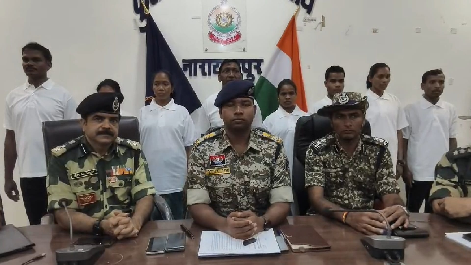 नारायणपुर में चार महिला समेत आठ नक्सलियों ने किया सरेंडर