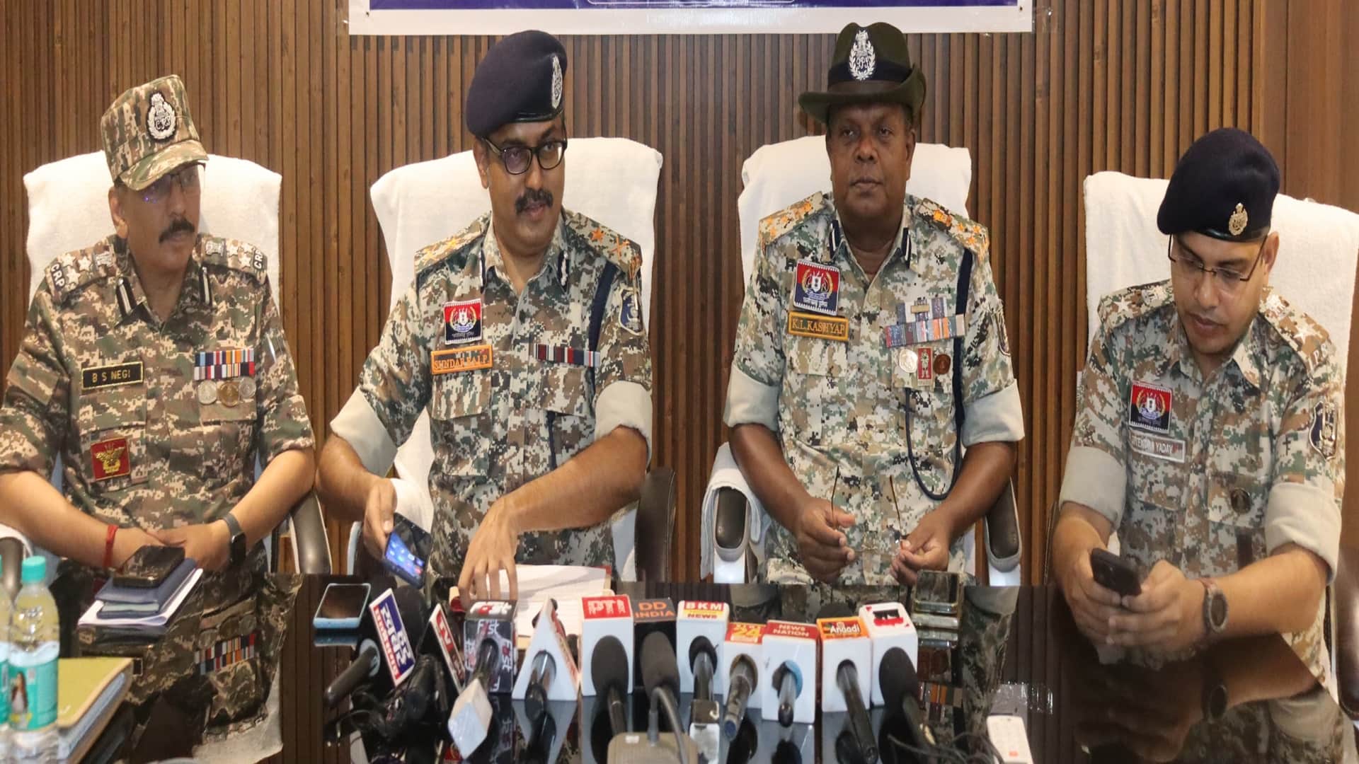 प्रेस कॉन्फ्रेंस लेते बस्तर संभाग के आईजी पी सुंदरराज