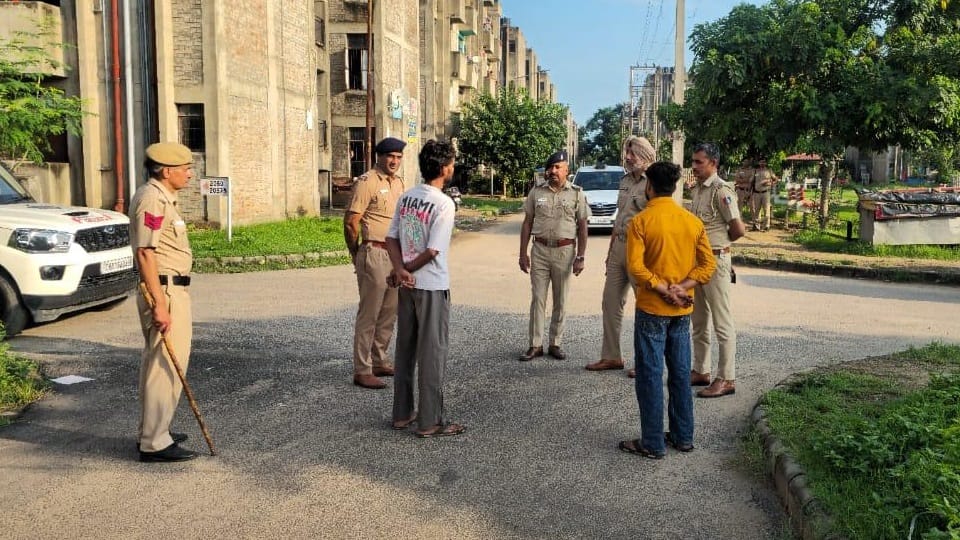 Criminals Run in Chandigarh Threatening Even Police Rohit Godara Gang Misbehaves with Officer