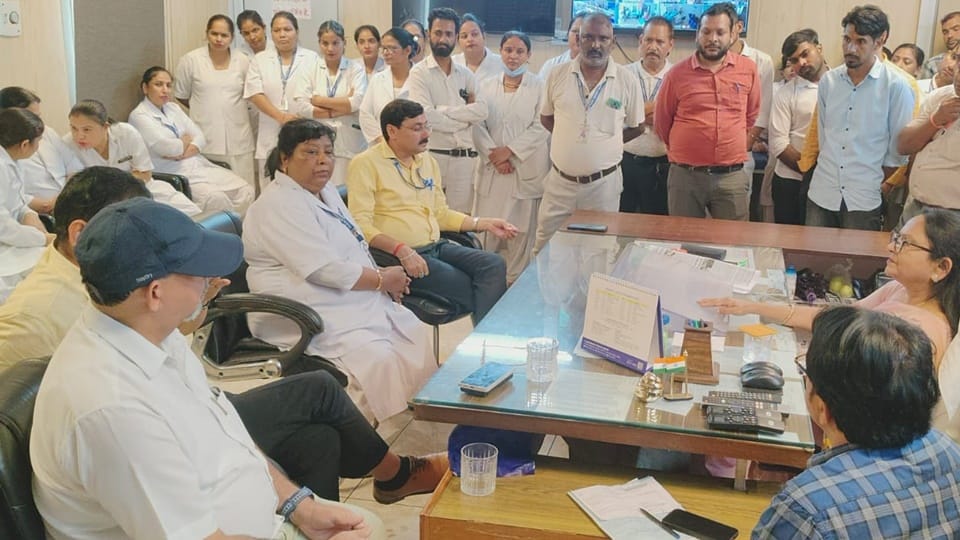 Dispensary closed OPD, patients stood line for hours for medicine, dispute over duty in Moradabad Hospital