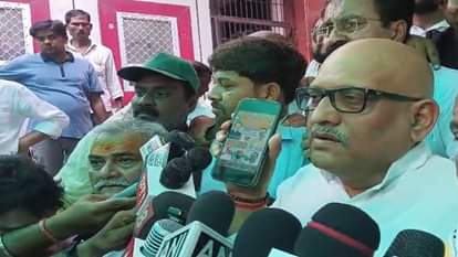 गोली मारने वाले ब्लॉक प्रमुख की फोटो मीडिया को दिखाते कांग्रेस के प्रदेश अध्यक्ष अजय राय।